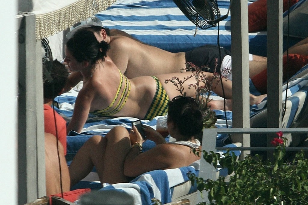 Katy_Perry_Green_and_Yellow_Bikini_010.jpg