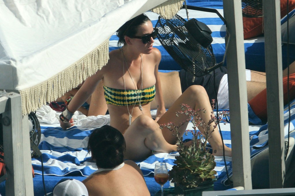 Katy_Perry_Green_and_Yellow_Bikini_015.jpg