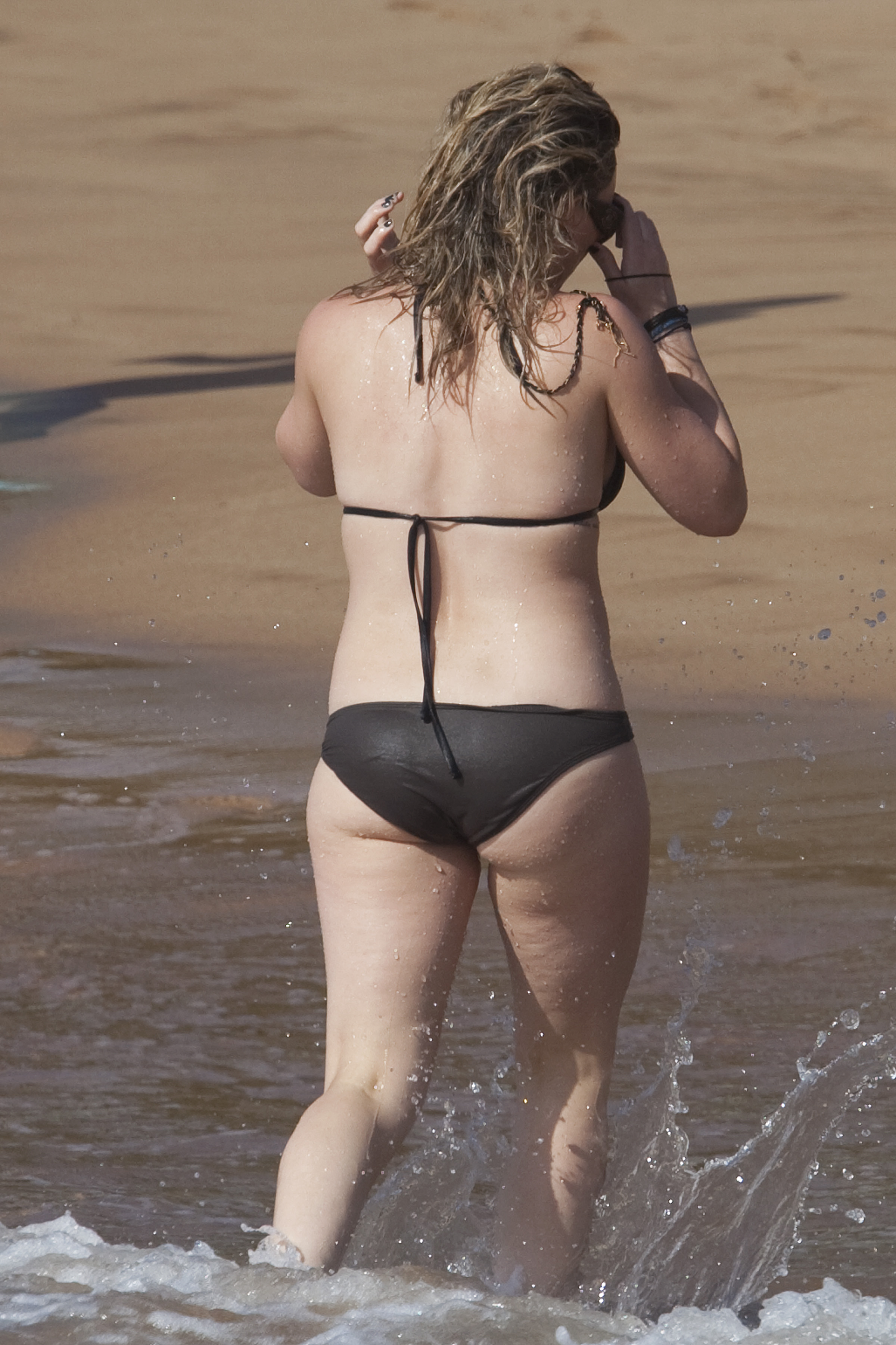 54841_Hilary_Duff_in_a_hot_black_bikini_during_a_visit_to_Hawaii-12_122_65lo.jpg